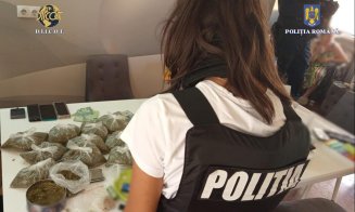 „Fabrică” de droguri într-o locuință din Transilvania. Substanțele ajungeau și la minori. Două persoane, arestate preventiv