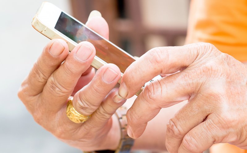 Hoață la bătrânețe. O femeie de 84 de ani a furat un telefon într-un magazin din Cluj-Napoca