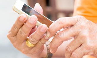 Hoață la bătrânețe. O femeie de 84 de ani a furat un telefon într-un magazin din Cluj-Napoca