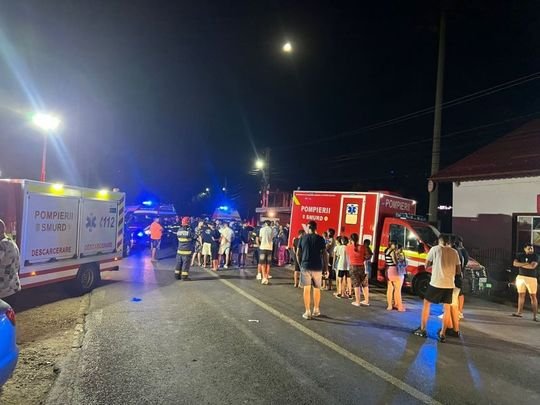 Accident cumplit în estul țării: 12 persoane, inclusiv 5 copii, au fost rănite după ce două autoturisme s-au ciocnit şi s-au răsturnat