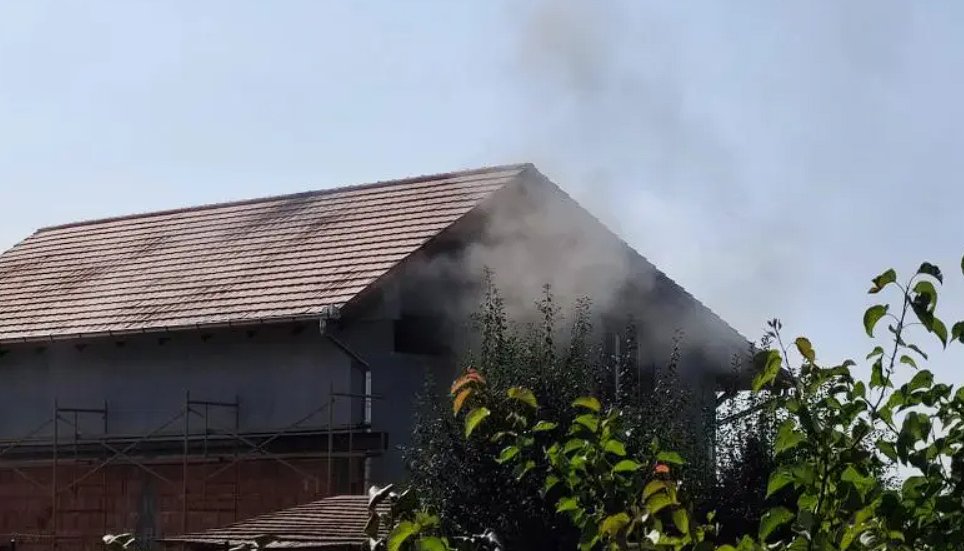 Incendiu la o casă din Cluj: Locatarii au reușit să se salveze / Ce a declanșat flăcările