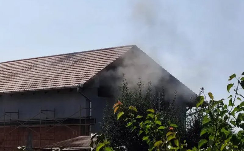 Incendiu la o casă din Cluj: Locatarii au reușit să se salveze / Ce a declanșat flăcările