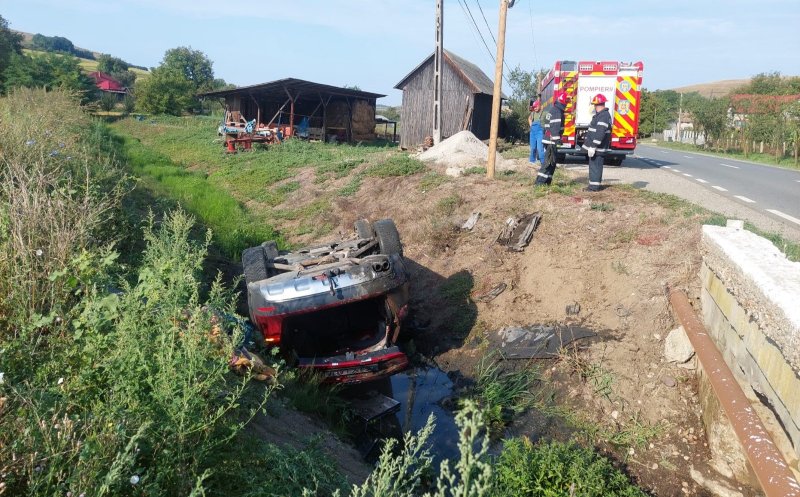 Cluj: Mașină răsturnată într-un șanț. O femeie și o fetiță de șapte ani au fost transportate la spital