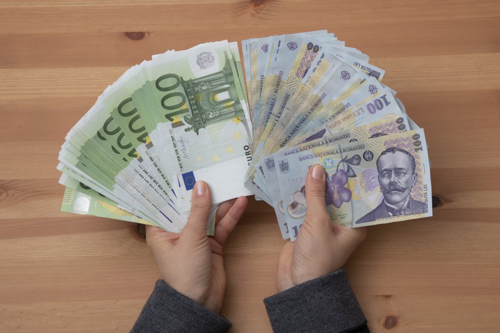 Când ar putea România adera la euro. Răspunsul analiștilor financiari