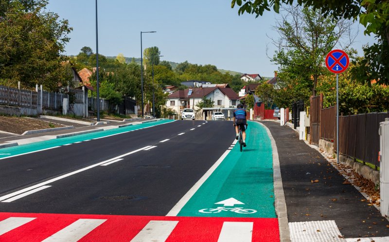 Noi imagini de pe  Valea Chintăului. Strada are noi piste de biciclete, trotuare și stații de autobuz moderne