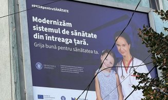Pe un panou uriaş aflat în Piața Mihai Viteazul din Cluj-Napoca, ministrul Rafila face reclamă la "Modernizarea sistemului sanitar românesc"