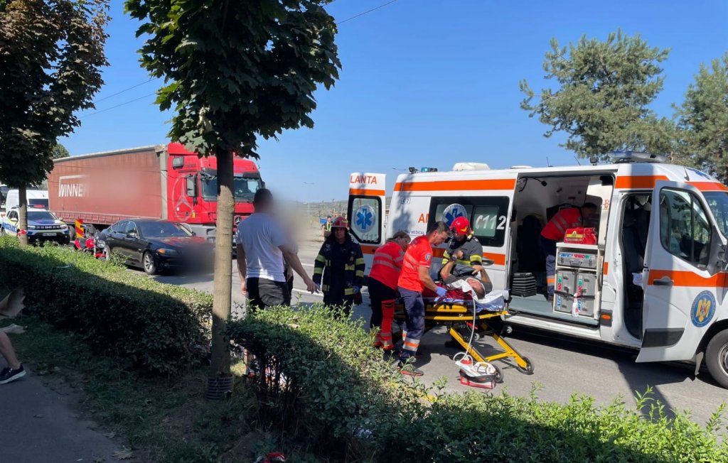 Accident grav în apropiere de Aeroportul Cluj. Două mașini și o motocicletă, implicate / Motociclistul, grav rănit