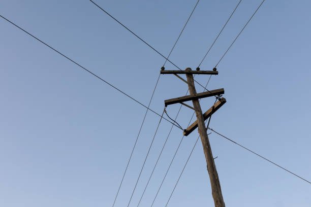 Un stâlp de telefonie riscă să cadă pe o casă din Cluj-Napoca