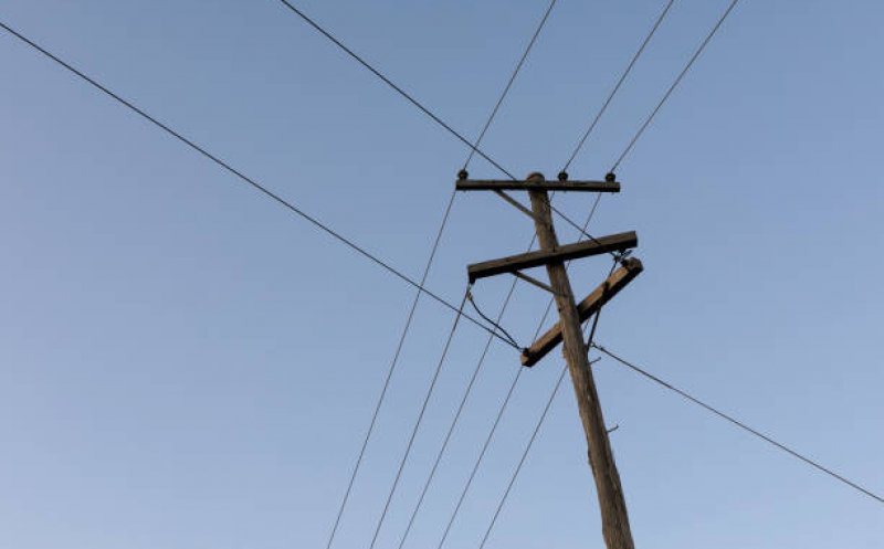 Un stâlp de telefonie riscă să cadă pe o casă din Cluj-Napoca