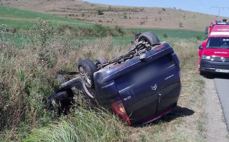 Mașină răsturnată pe un drum din Cluj. Trei victime, consultate de către un echipaj SMURD