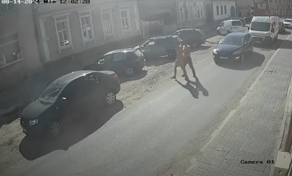 Anchetă la Spitalul Municipal din Turda după ce un angajat s-a dat jos din ambulanţă şi a altoit un tânăr