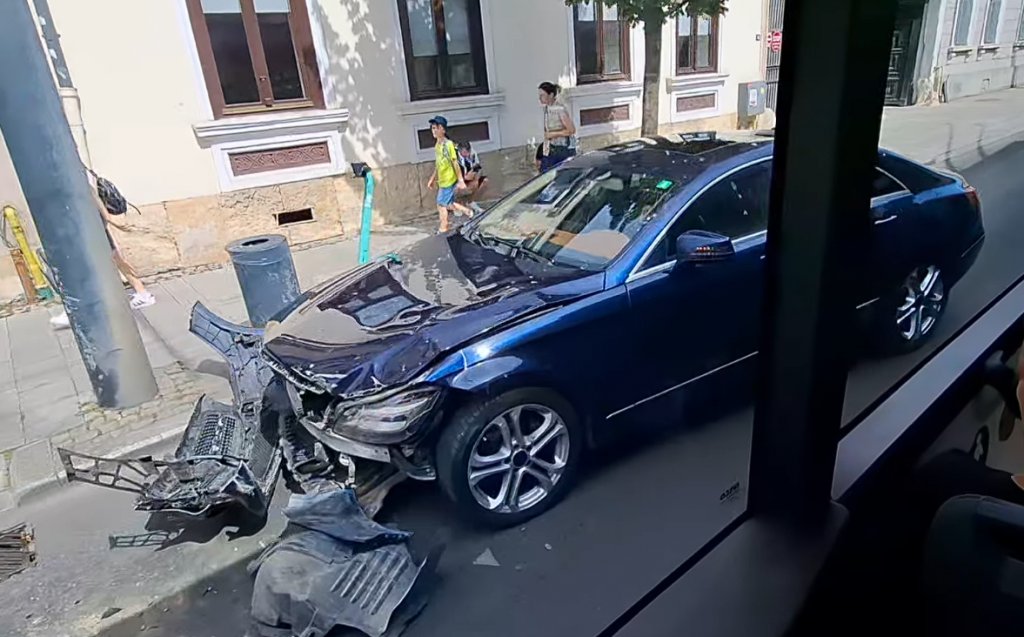 Mașină făcută praf pe Calea Moților din Cluj