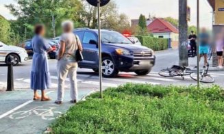 Cluj: Un vârstnic, lovit de mașină în timp ce traversa strada pe bicicletă, a ajuns la spital