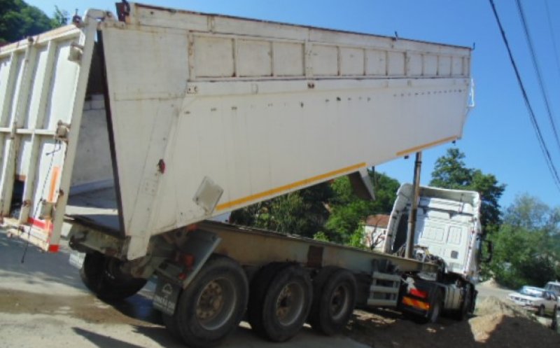 Tragedie în vestul țării: Un bărbat a murit pe loc după ce a descărcat bena unui camion