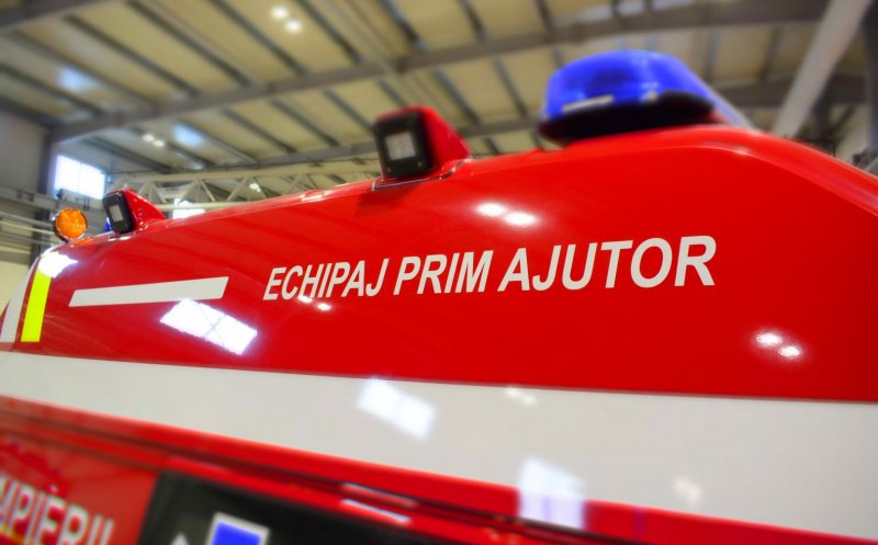 Accident între trei mașini provocat de un șofer din Cluj. Doi tineri răniți