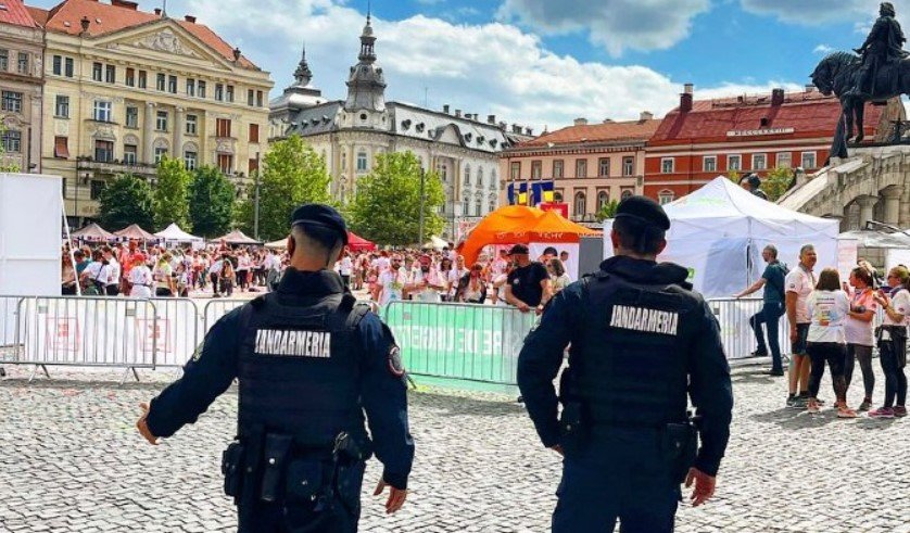 Bărbat rănit grav după o căzătură în Piața Unirii. Jandarmii au intervenit rapid pentru acordarea primului ajutor