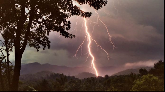 Cum să te ferești de fulgere! Sfaturi de la salvamontiști care îți pot salva viața/ FOTO: "Cam așa arată 'desenul' făcut de descărcarea electrică"