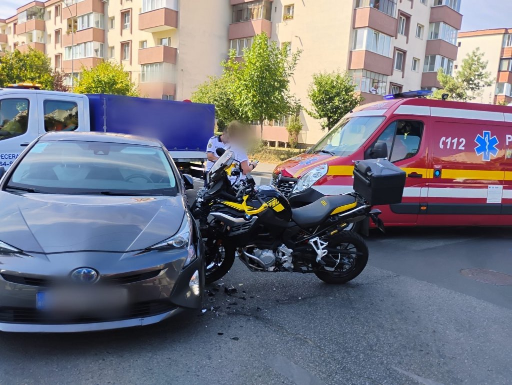 ACCIDENT între o mașină și o motocicletă pe Fabricii. Doi răniți, preluați cu SMURD-ul