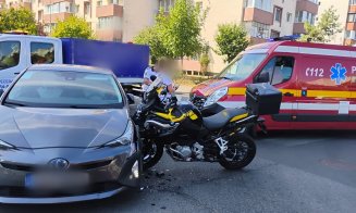 ACCIDENT între o mașină și o motocicletă pe Fabricii. Doi răniți, preluați cu SMURD-ul