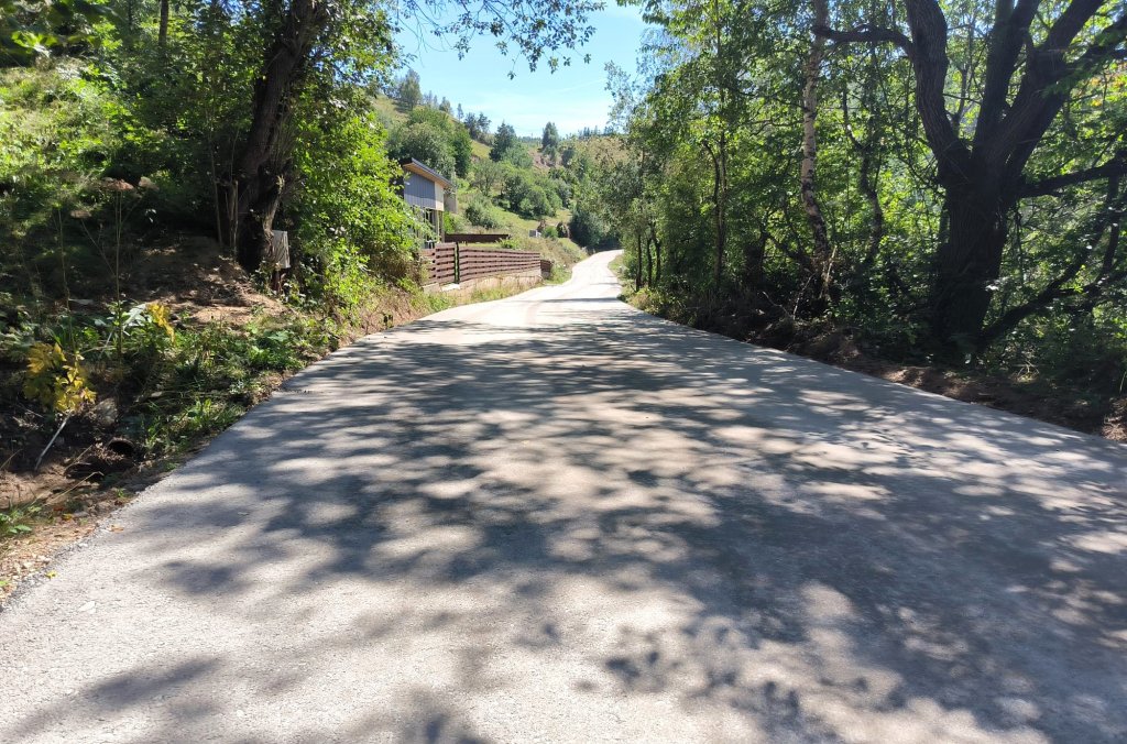 Lucrări pe un drum pitoresc din zona de munte a Clujului. Se pregătește asfaltarea