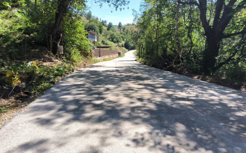 Lucrări pe un drum pitoresc din zona de munte a Clujului. Se pregătește asfaltarea