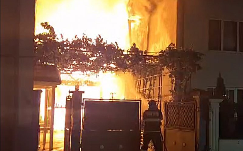 INCENDIU puternic în Cluj: Intervenție cu 5 autospeciale / Bărbat rănit, transportat la spital