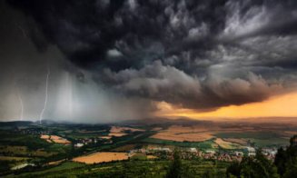 Se întorc furtunile! Clujul, sub COD GALBEN de averse torențiale, descărcări electrice și vânt