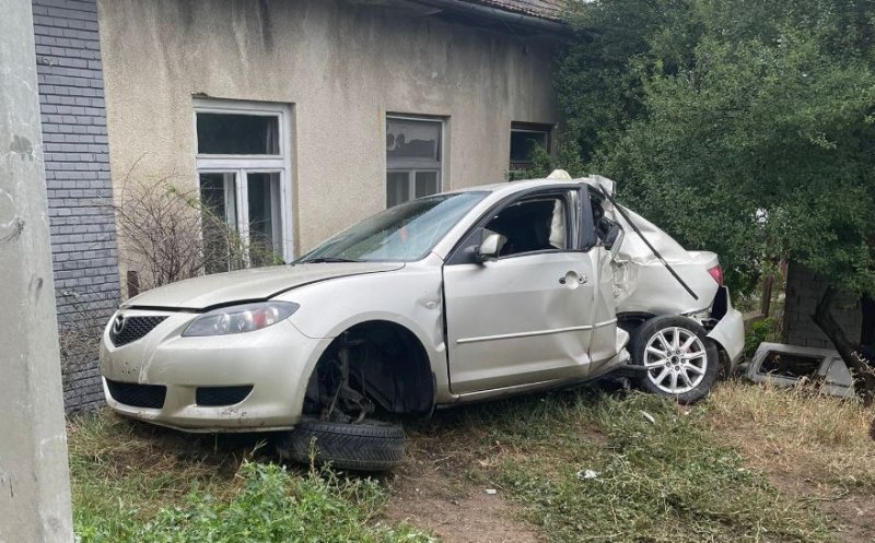 ACCIDENT pe un drum din Cluj. O tânără, extrasă din mașină și transportată la spital
