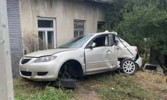 ACCIDENT pe un drum din Cluj. O tânără, extrasă din mașină și transportată la spital