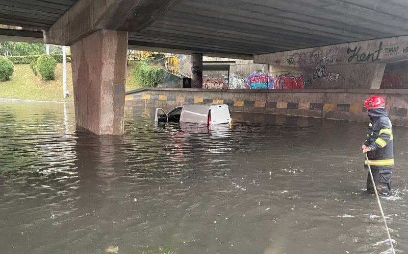 Primele urmări RO-Alert. Hală și un subsol, inundate în Cluj-Napoca. O mașină a rămas blocată de apă / Probleme și în Florești