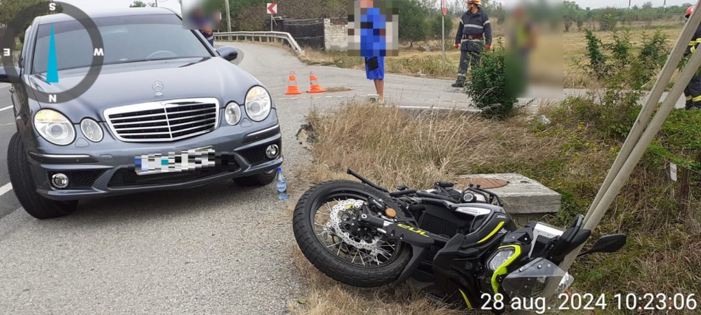 ACCIDENT între o motocicletă și o mașină pe un drum din Cluj. Motociclistul, preluat de un echipaj SMURD