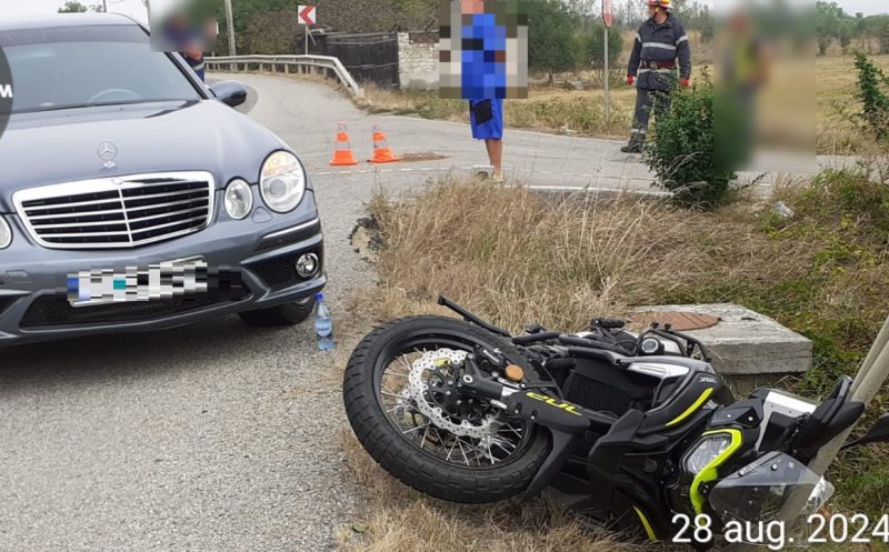 ACCIDENT între o motocicletă și o mașină pe un drum din Cluj. Motociclistul, preluat de un echipaj SMURD