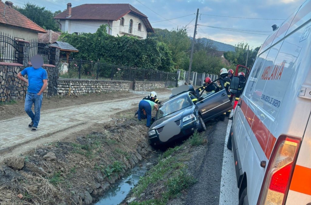 Trei clujeni răniți în urma unui accident rutier în Vâlcea. Șoferița a intrat cu mașina într-un șanț