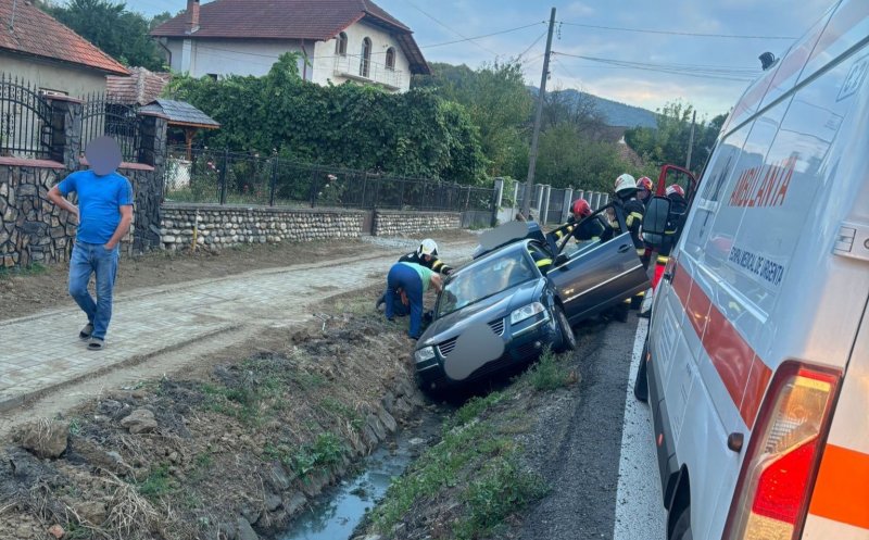 Trei clujeni răniți în urma unui accident rutier în Vâlcea. Șoferița a intrat cu mașina într-un șanț
