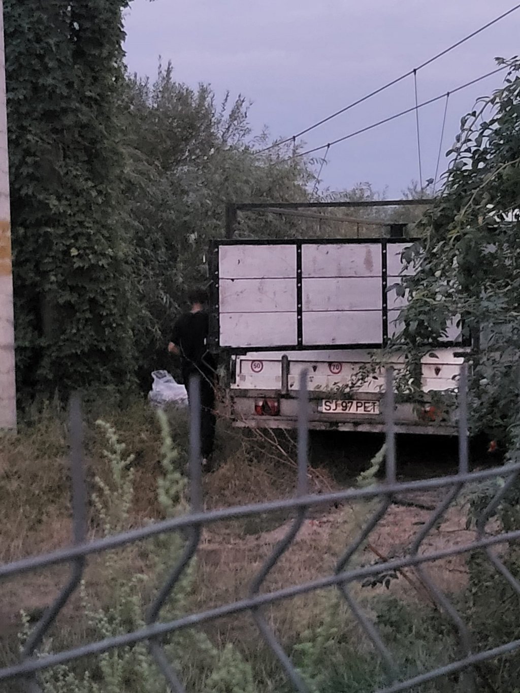”Aseară pe malul Someșului. Respectivii aruncau saci cu mizerie în Someș”