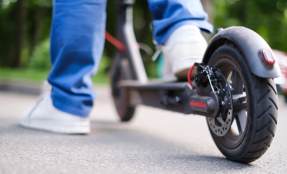 Cluj: Doi tineri pe trotinetă, accidentați la o trecere de pietoni