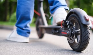 Cluj: Doi tineri pe trotinetă, accidentați la o trecere de pietoni