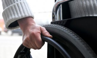 Transport gratuit interurban pentru persoanele cu handicap grav sau accentuat, indiferent de județ. Câți bani pot primi pe cardurile de carburant