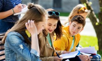 Adolescenţii români, printre cei mai fericiţi din Europa. Țara care se confruntă cu o „recesiune a fericirii"