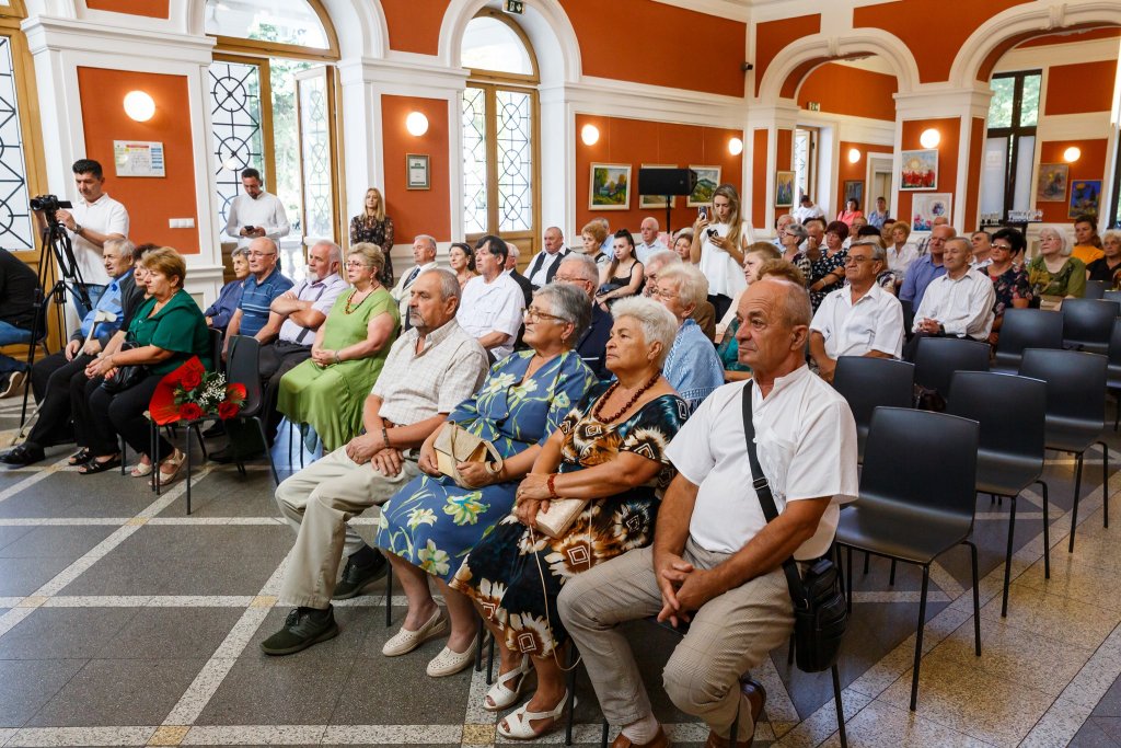 Zeci de cupluri care au sărbătorit "nunta de aur", premiate de primarul Emil Boc