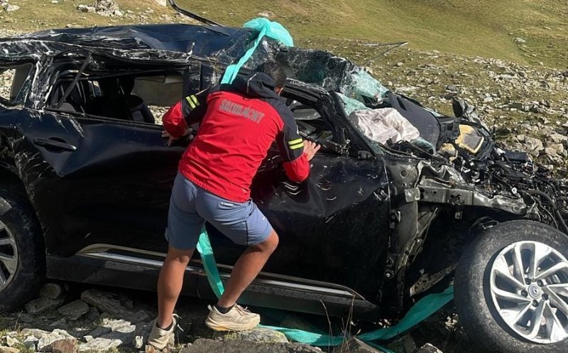 Tragedie pe munte: Persoană dată dispărută, găsită moartă în mașina făcută praf după o cădere de 200 de metri