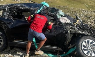 Tragedie pe munte: Persoană dată dispărută, găsită moartă în mașina făcută praf după o cădere de 200 de metri