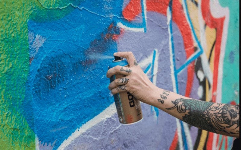 Două autobuze din Cluj-Napoca devin "pânze" de artă stradală într-o competiție internațională de graffiti