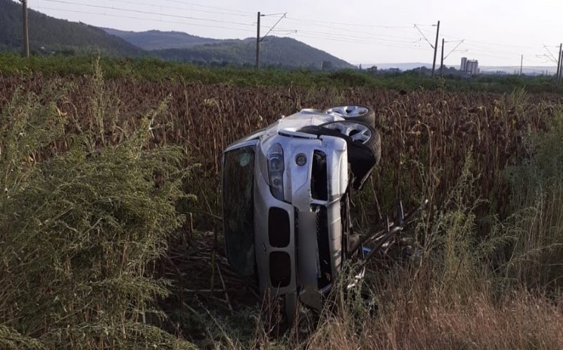 Accident grav în județul Cluj: O mașină în care se aflau două persoane s-a răsturnat