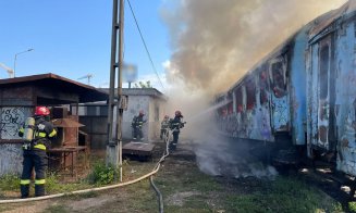 Incendiu puternic în zona gării din Cluj-Napoca. Un vagon dezafectat a luat FOC