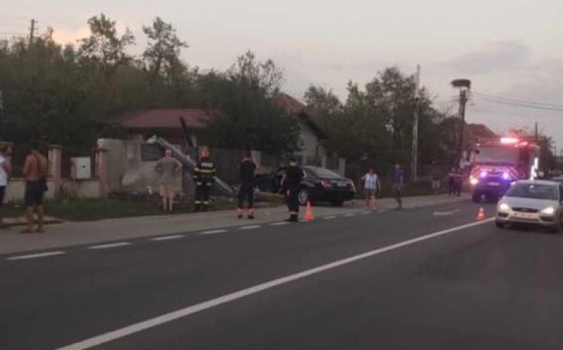 Accident în Cluj: O mașină ricoșează într-un stâlp și avariază o țeavă de gaz / Pompierii intervin de urgență