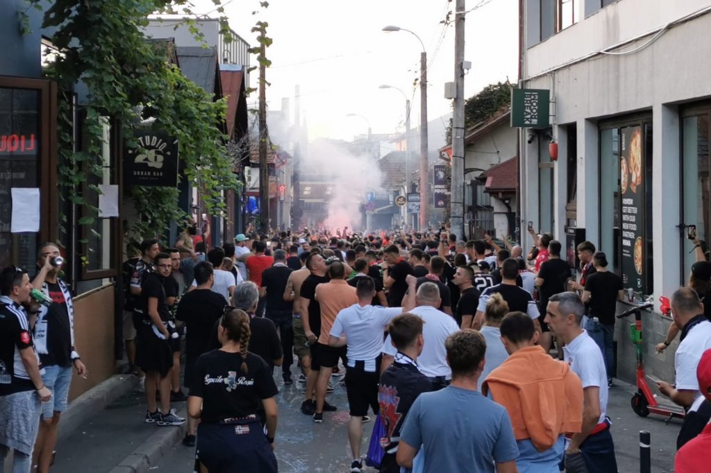 Sărbătoare între frați. Suporterii Universității Cluj și cei ai lui Dinamo s-au întâlnit înainte de meciul direct
