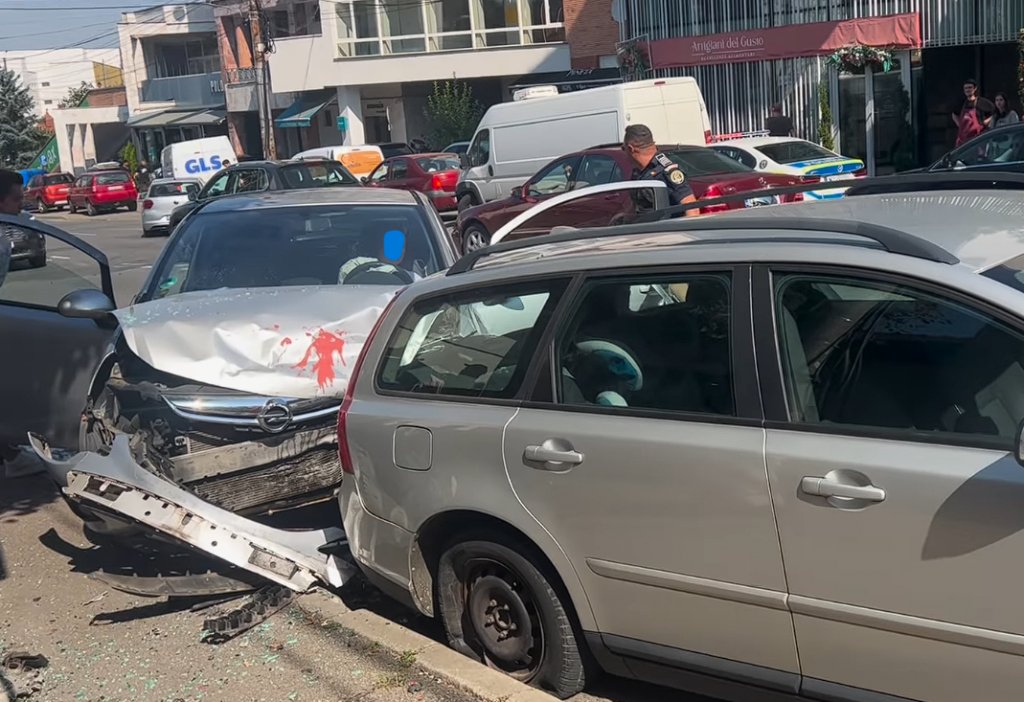 Două mașini făcute praf în urma unei coliziuni în Piața Cipariu. O femeie a fost rănită