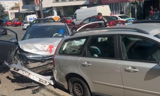 Două mașini făcute praf în urma unei coliziuni în Piața Cipariu. O femeie a fost rănită