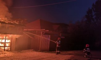 Incendiu în Dej. Două garaje au luat foc